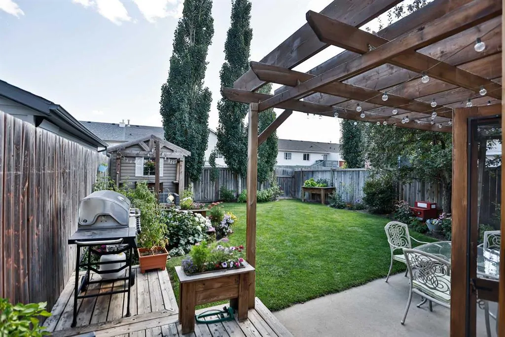 16 Blackfoot Court W