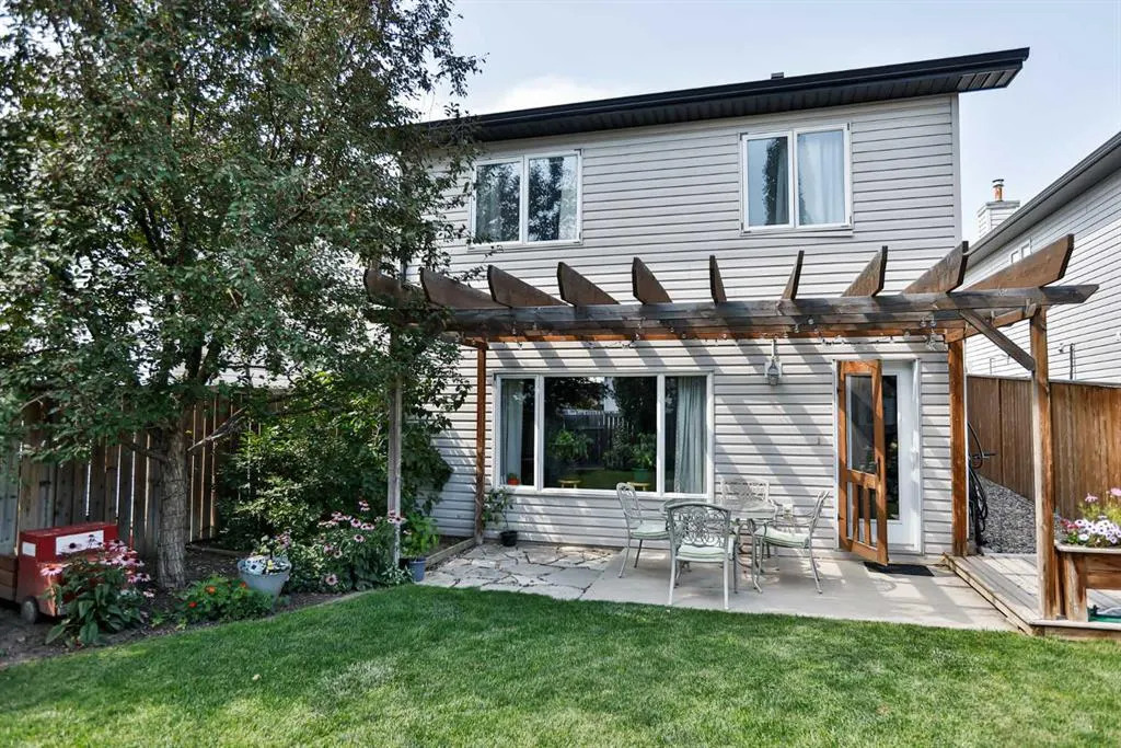 16 Blackfoot Court W