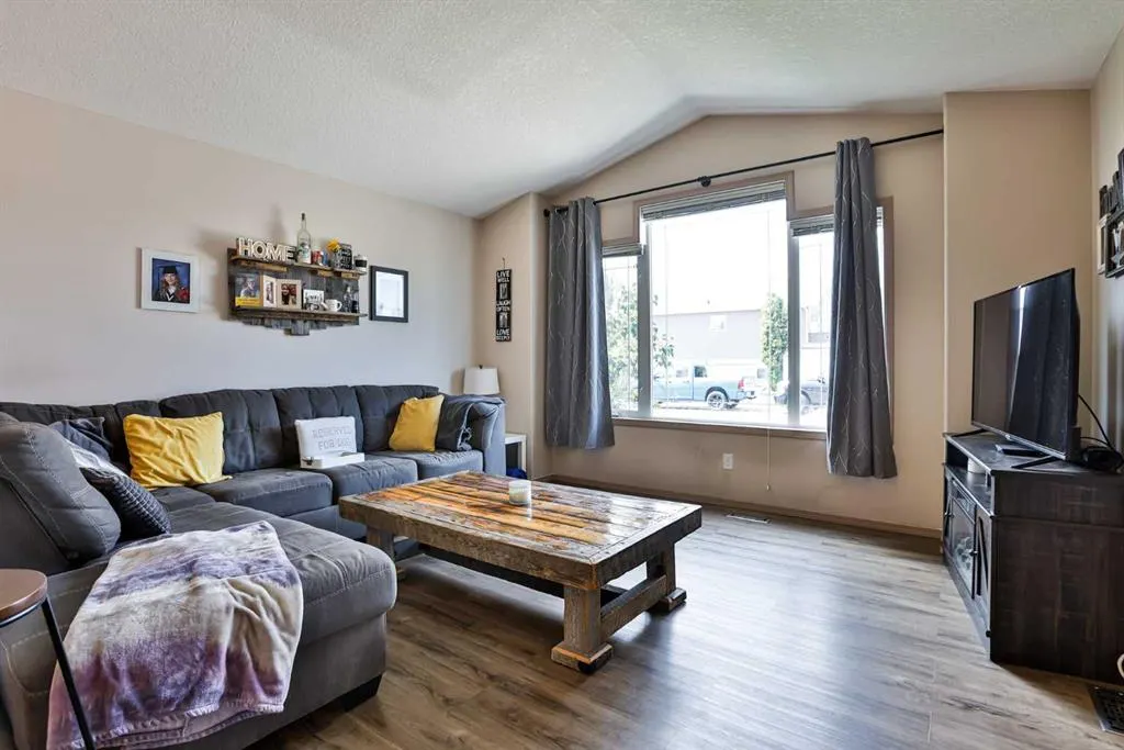 16 Blackfoot Court W