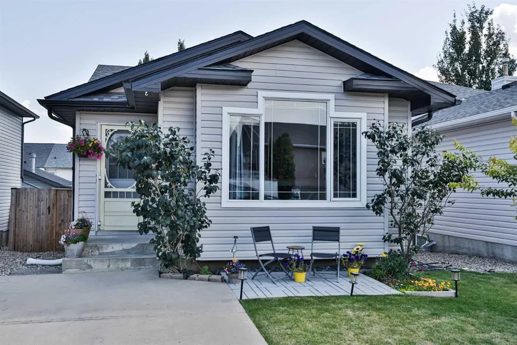 16 Blackfoot Court W