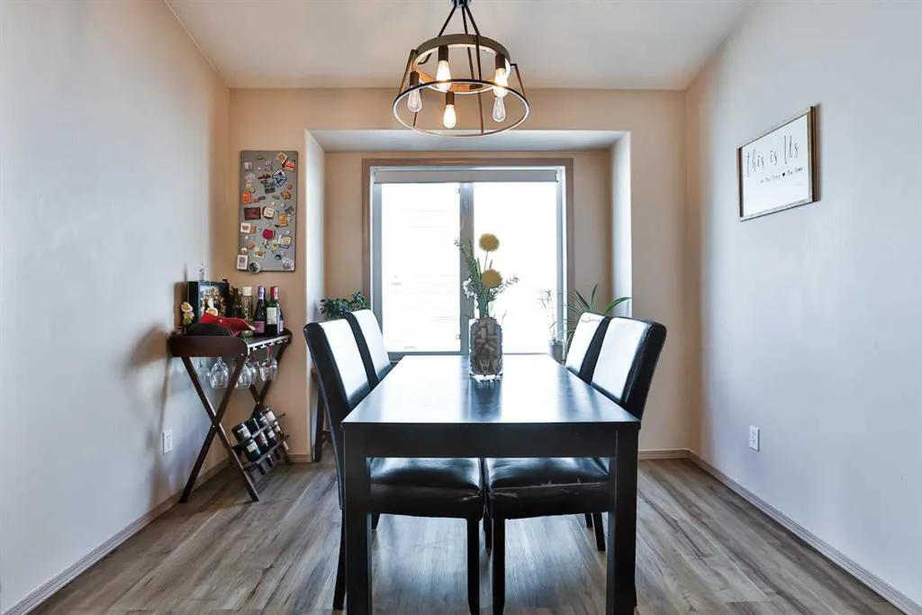 16 Blackfoot Court W