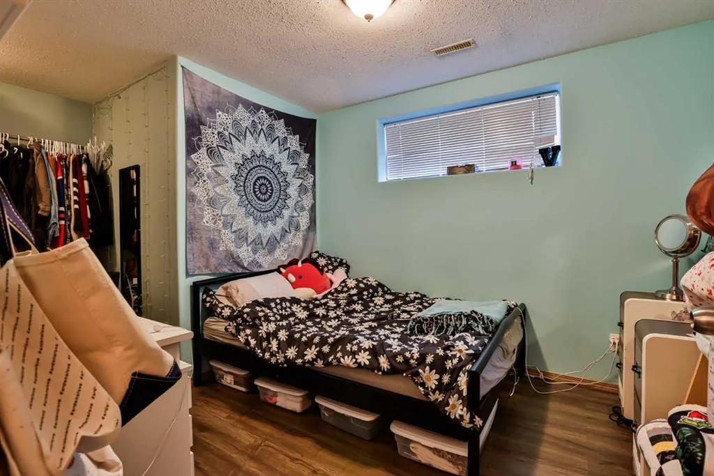 16 Blackfoot Court W
