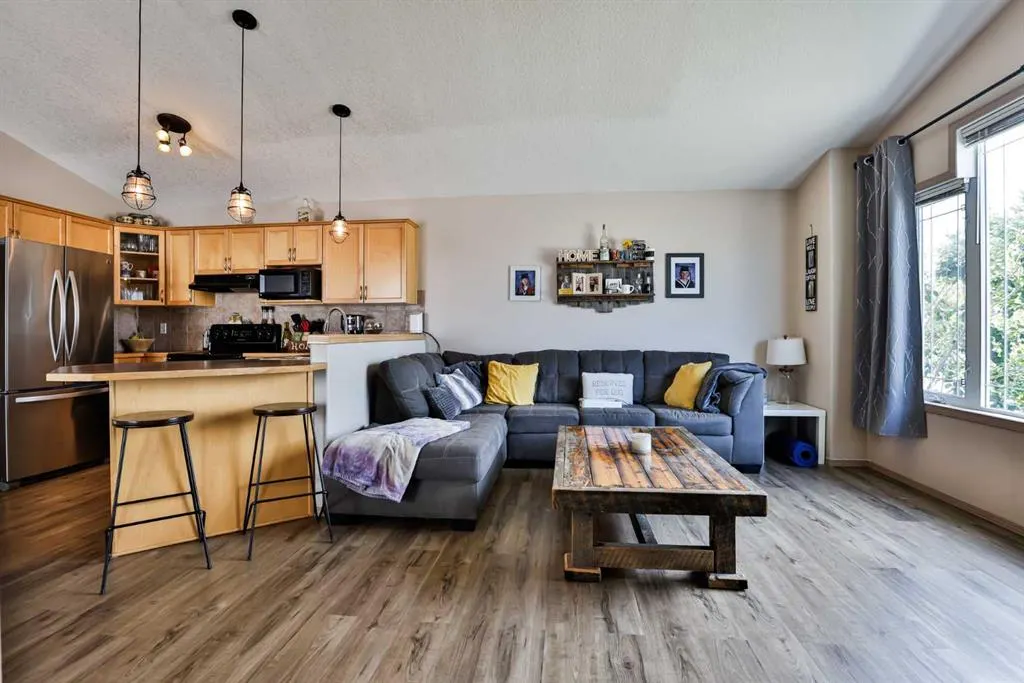 16 Blackfoot Court W