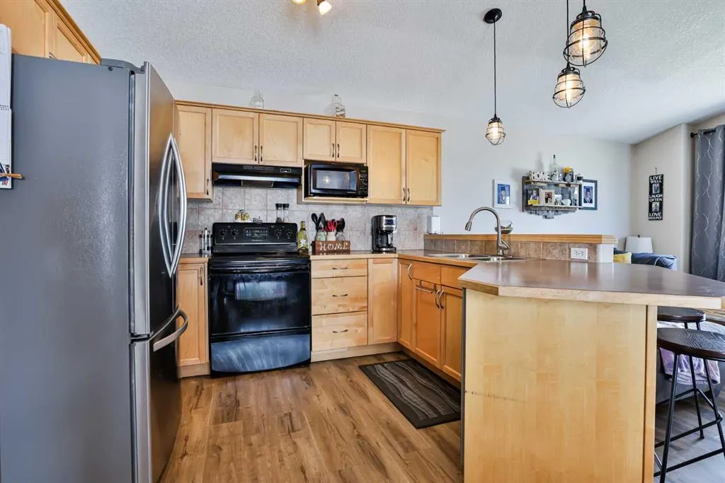 16 Blackfoot Court W