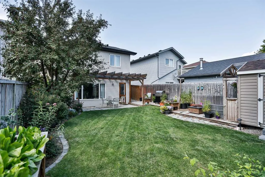 16 Blackfoot Court W