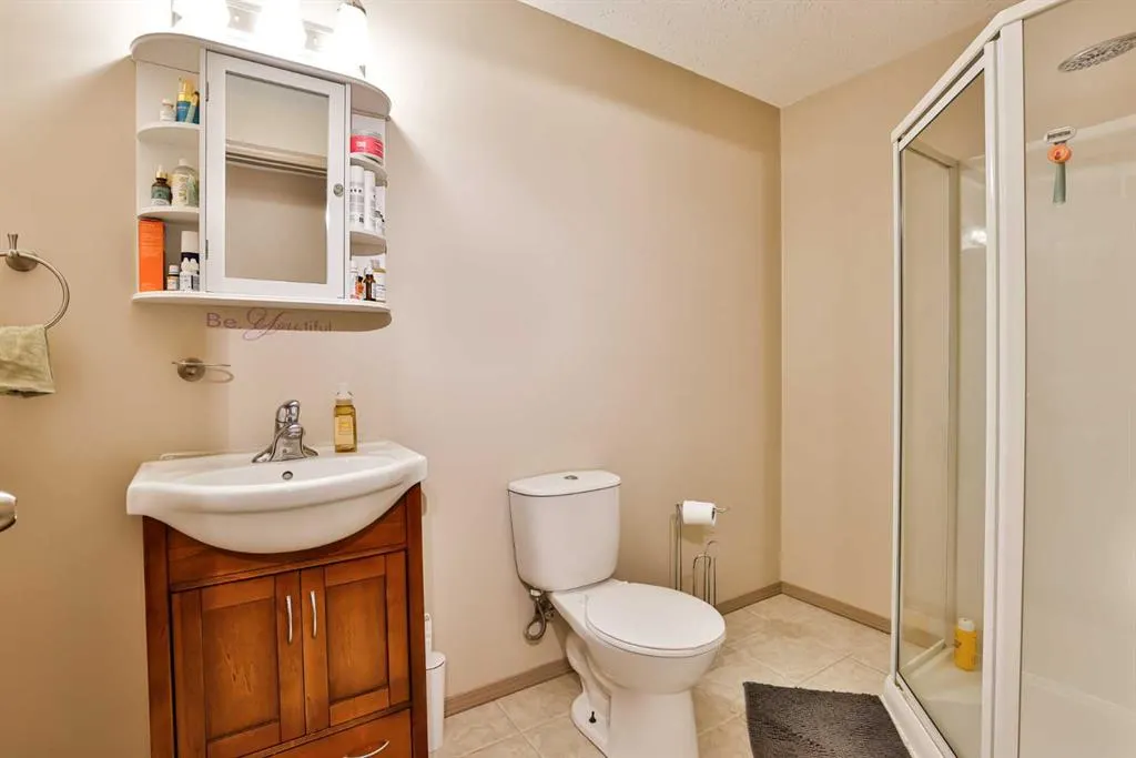 16 Blackfoot Court W