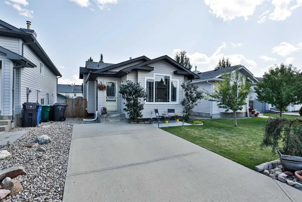 16 Blackfoot Court W