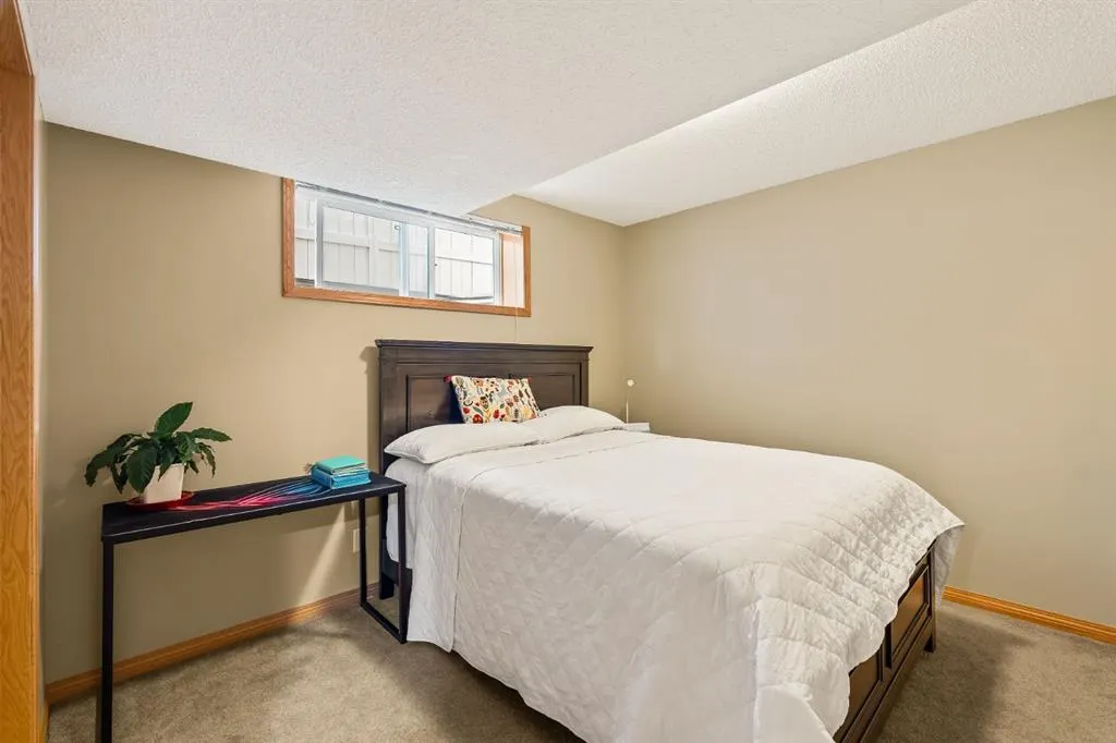 120 Simcoe Close SW