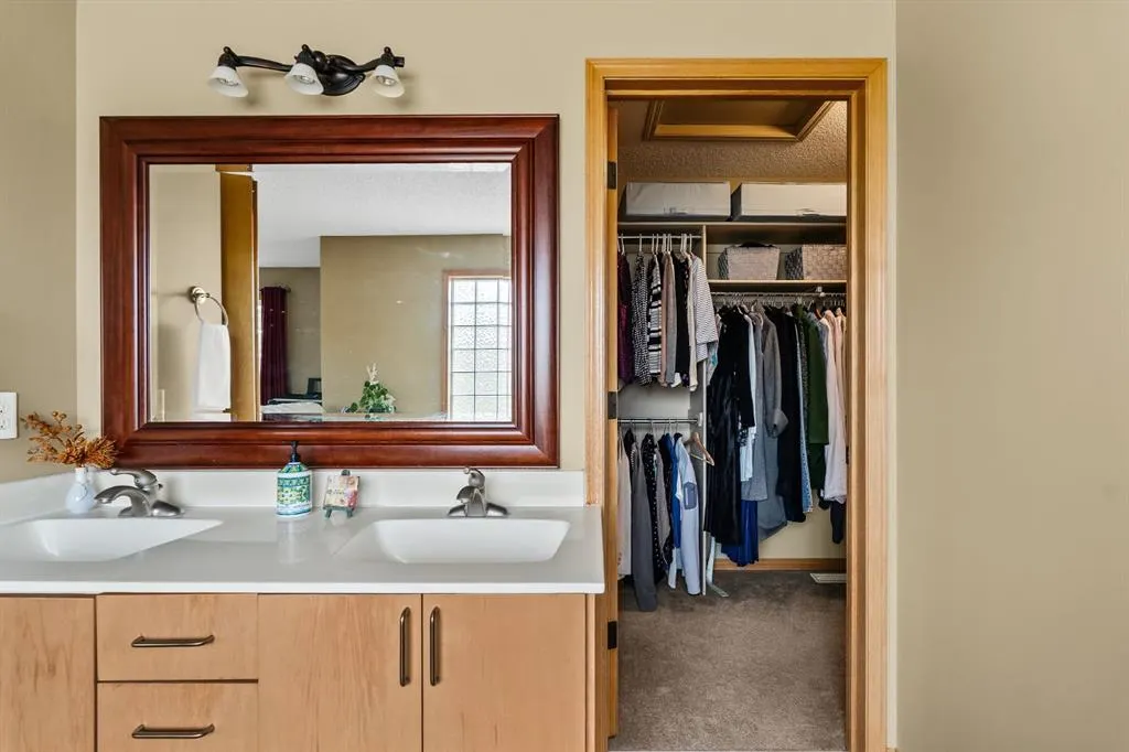120 Simcoe Close SW