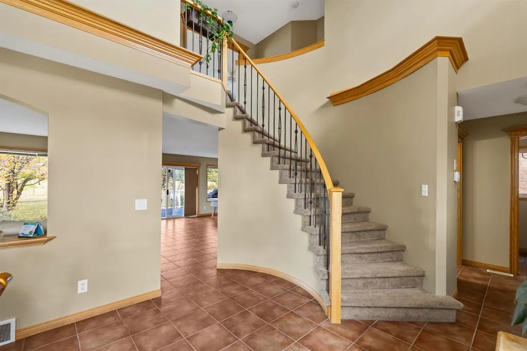 120 Simcoe Close SW