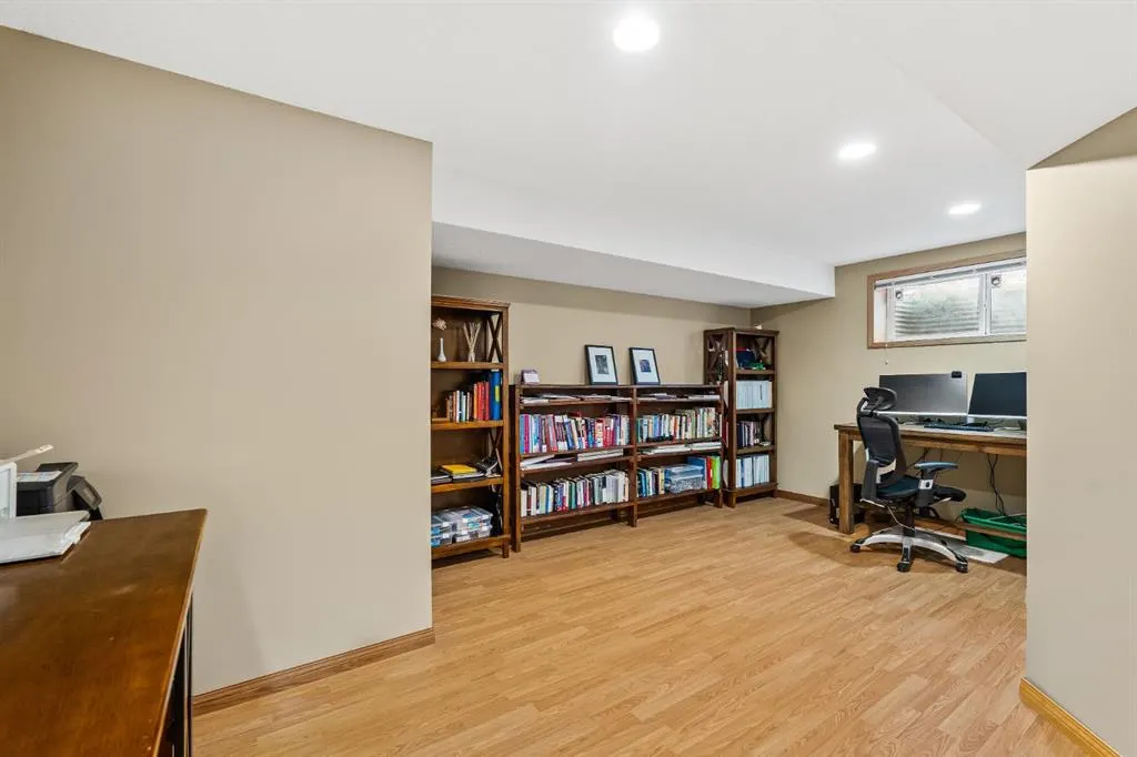 120 Simcoe Close SW