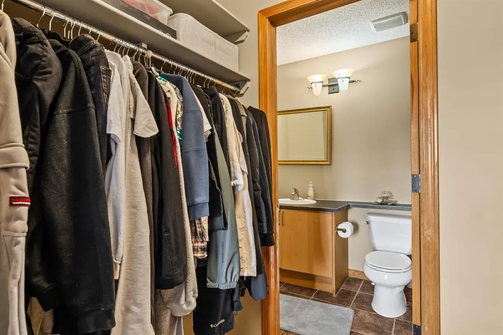 120 Simcoe Close SW