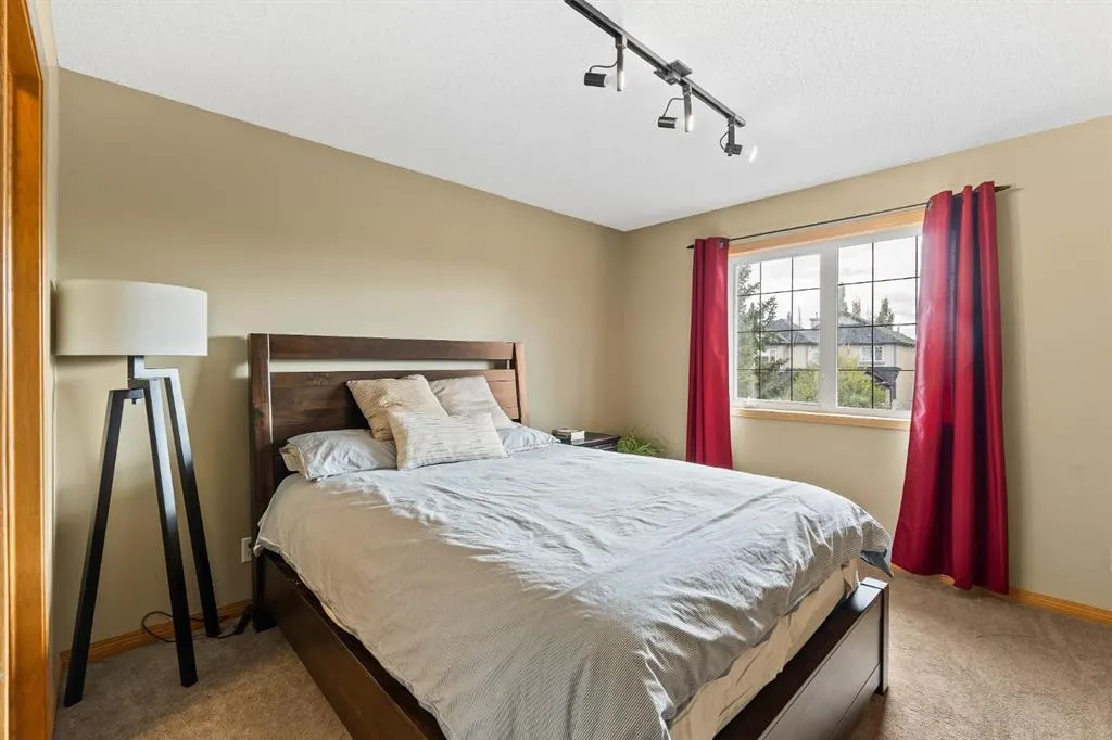 120 Simcoe Close SW