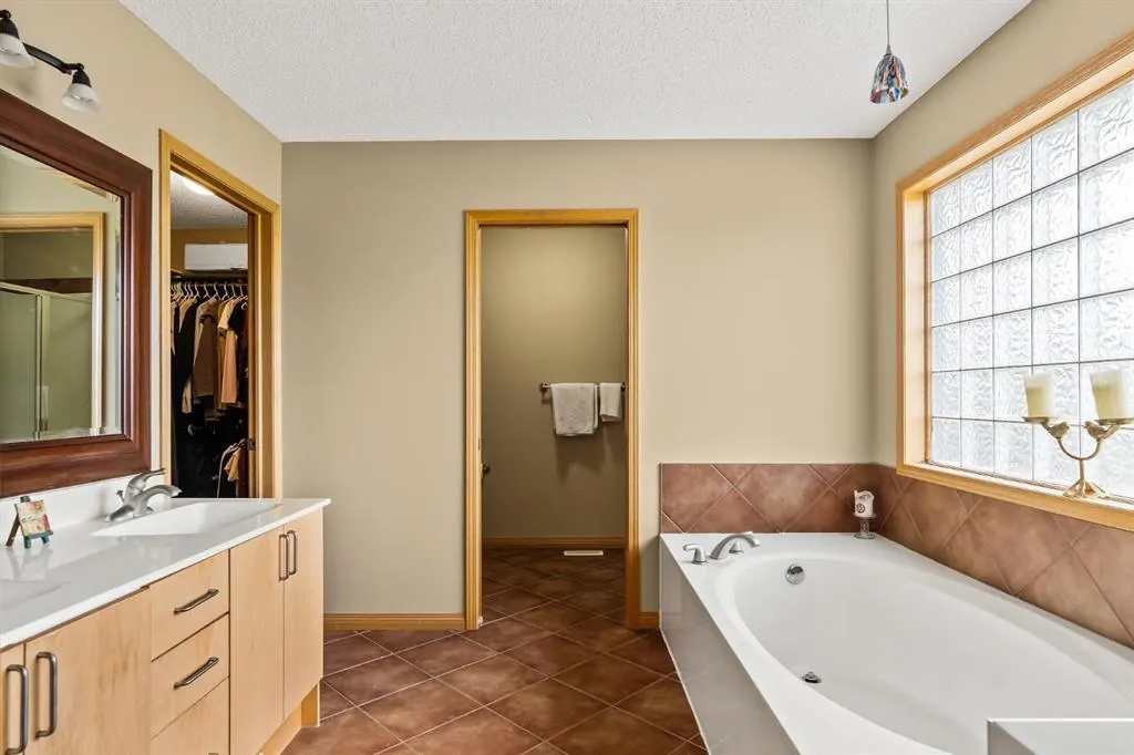 120 Simcoe Close SW