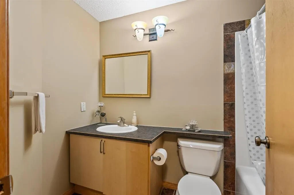 120 Simcoe Close SW