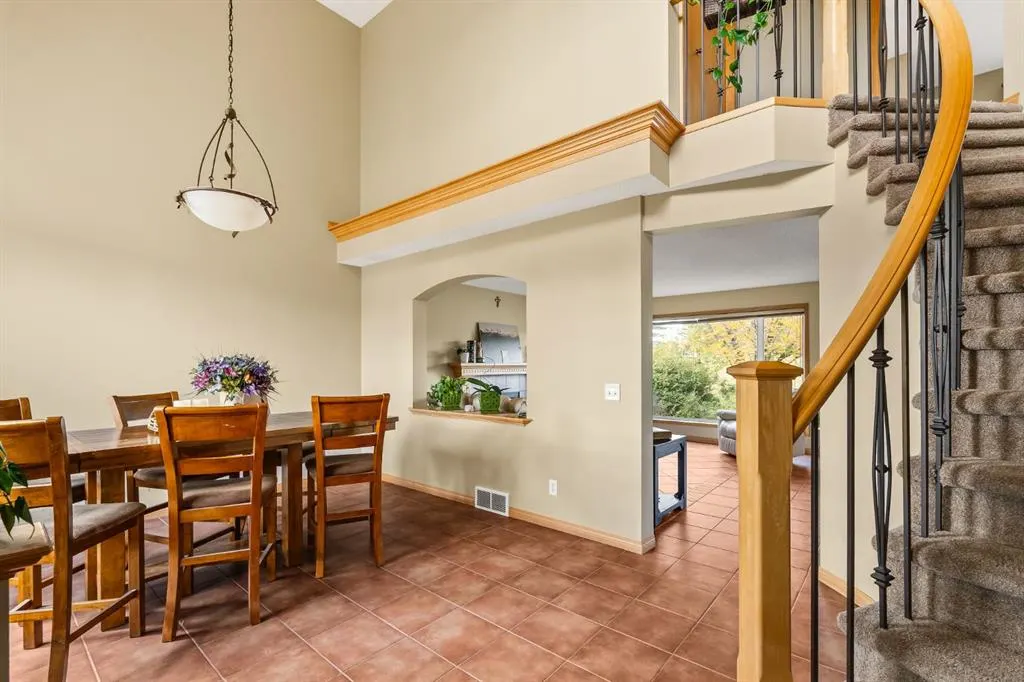 120 Simcoe Close SW