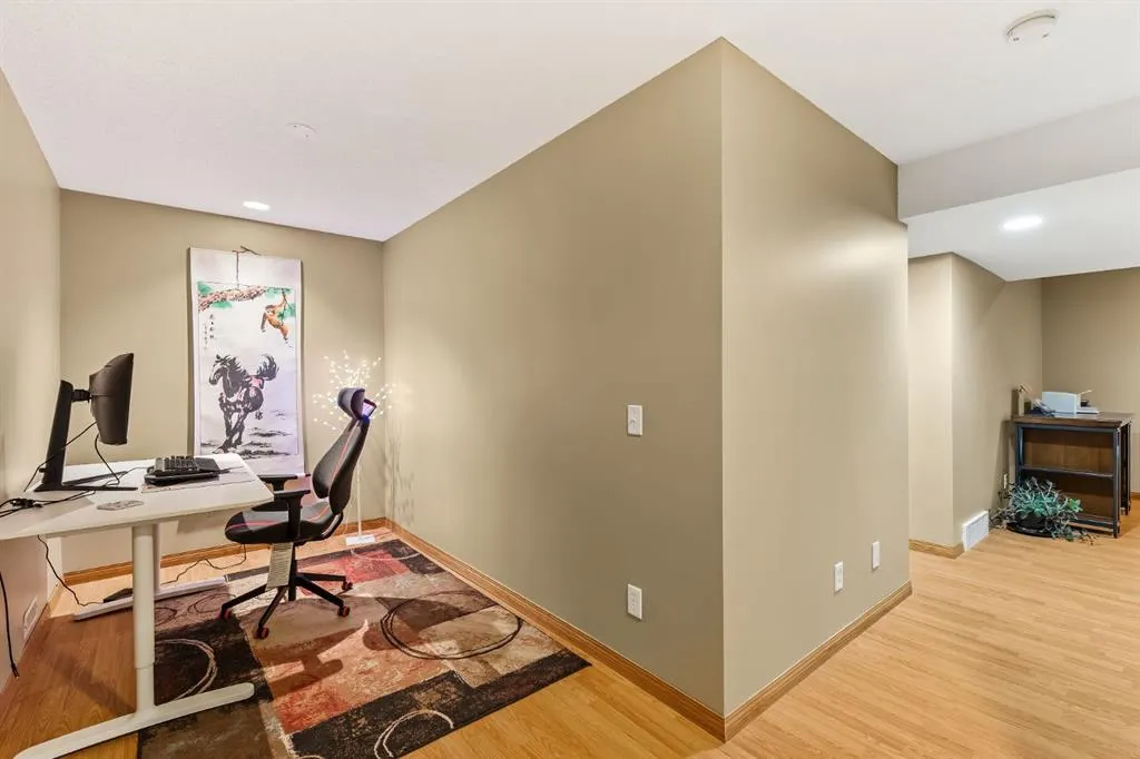 120 Simcoe Close SW