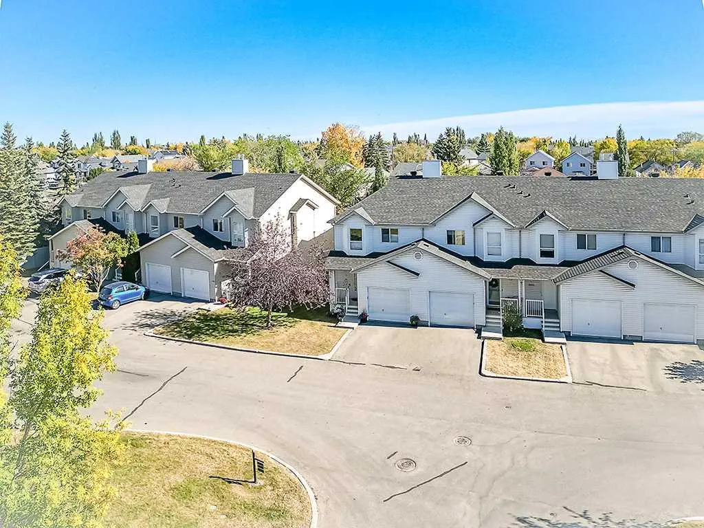 119 Mt Douglas Manor SE