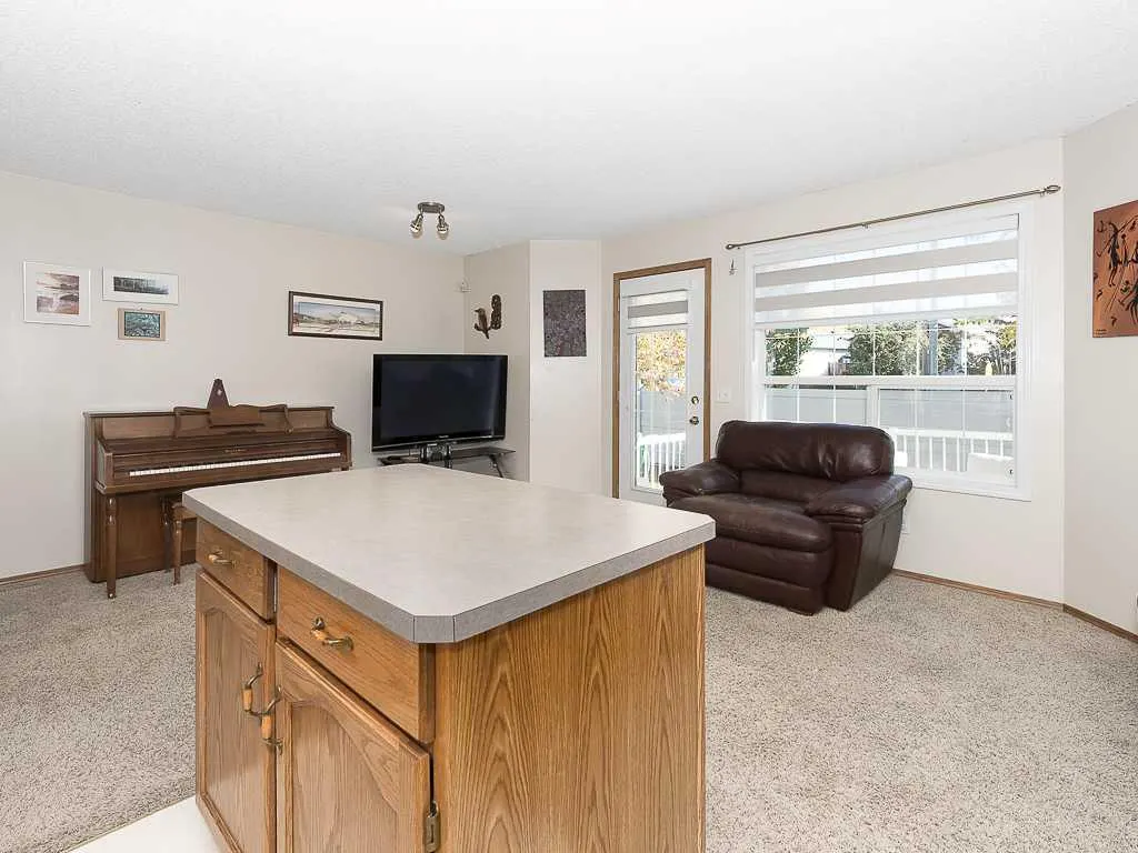 119 Mt Douglas Manor SE