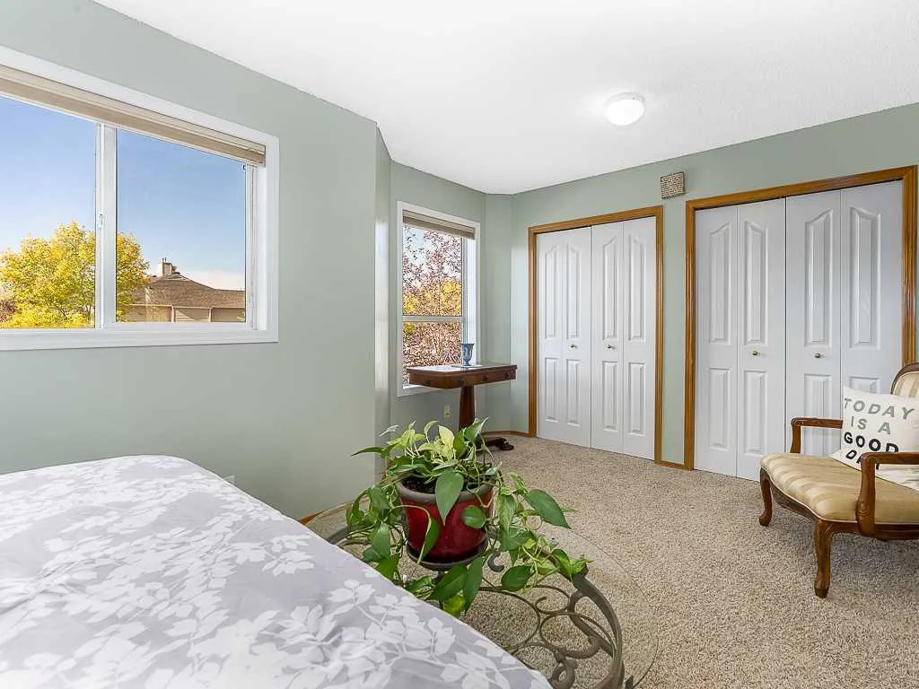 119 Mt Douglas Manor SE