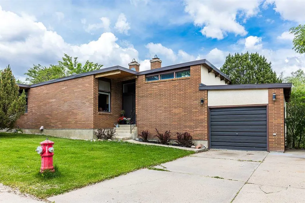 22 Chinook Drive SW