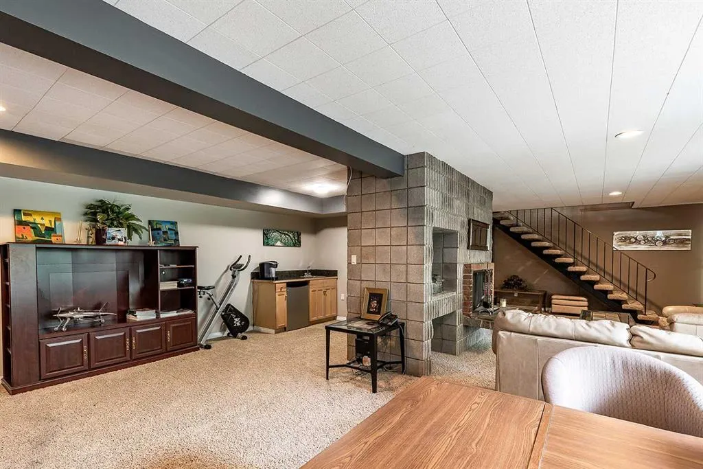 22 Chinook Drive SW