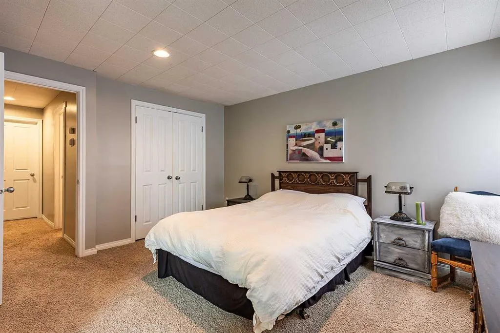 22 Chinook Drive SW