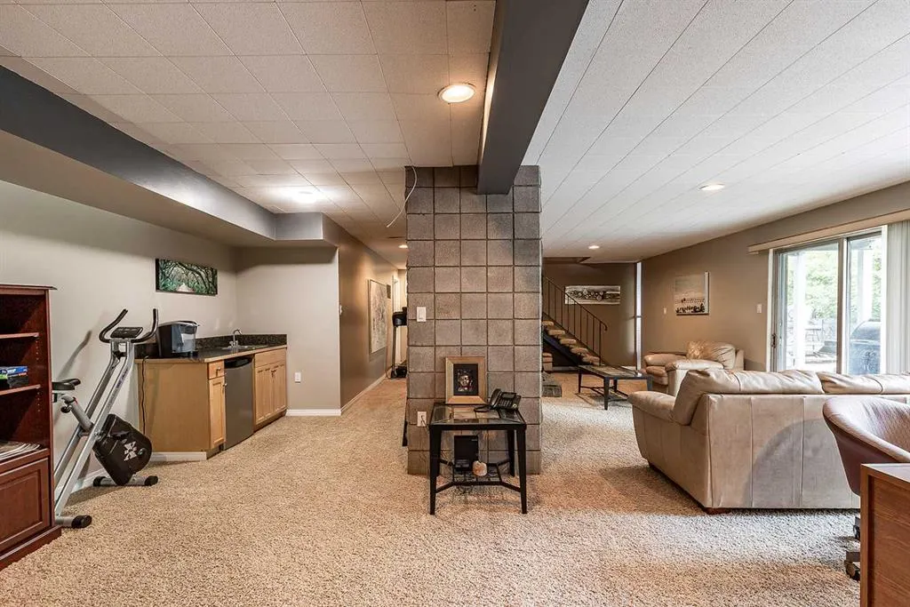 22 Chinook Drive SW