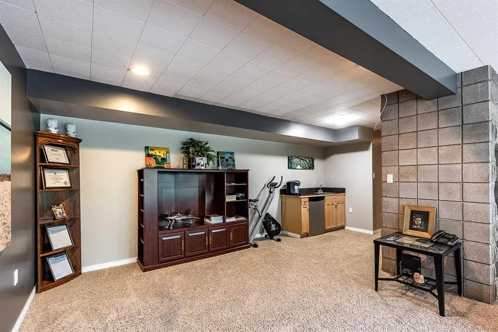 22 Chinook Drive SW