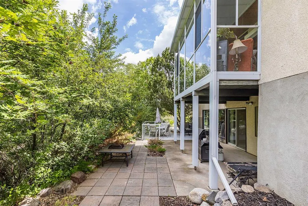 22 Chinook Drive SW
