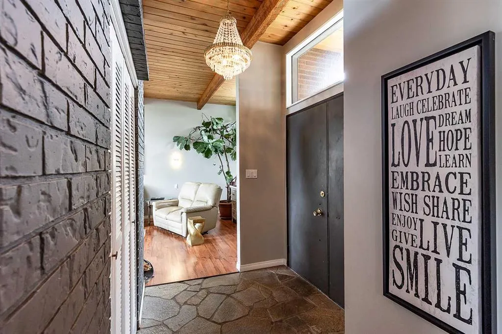 22 Chinook Drive SW