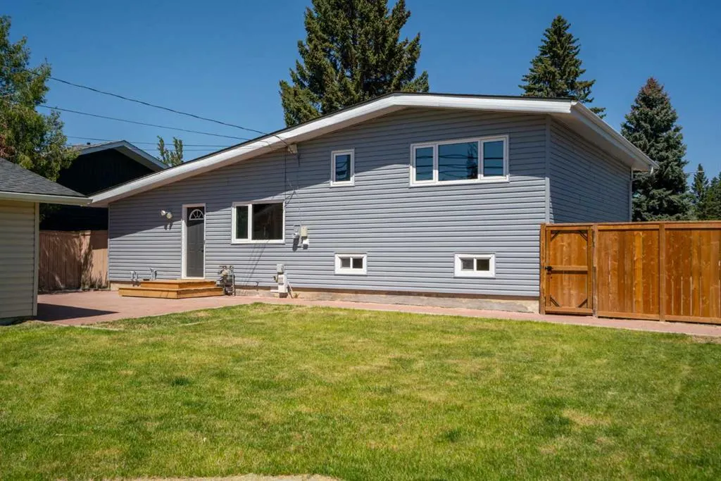 1039 Lake Bonavista Drive SE