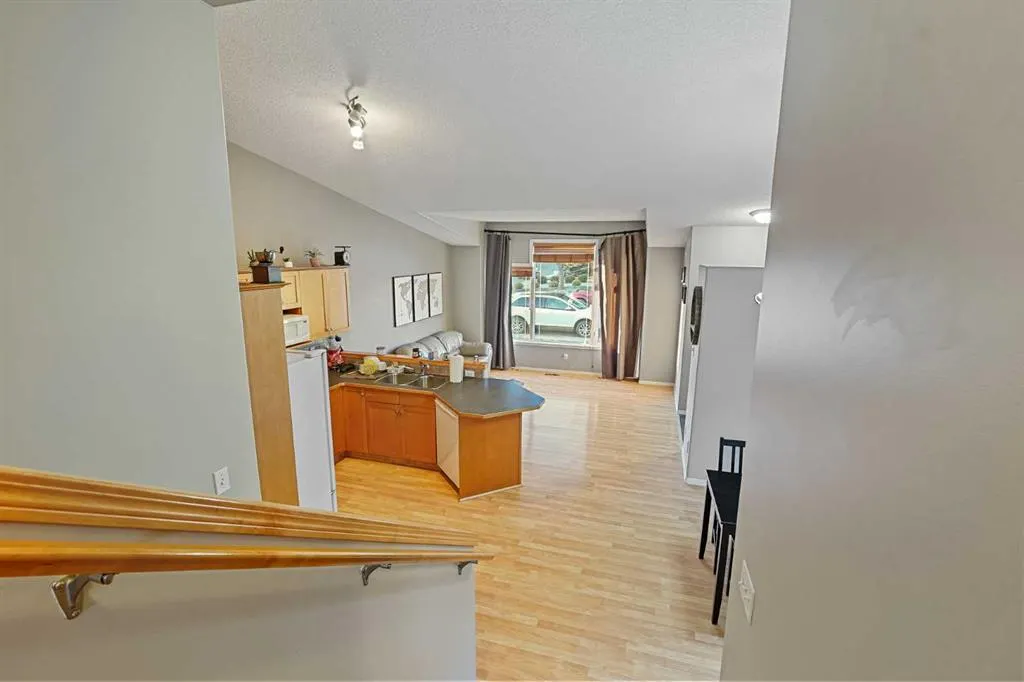 24 Blackfoot Court W