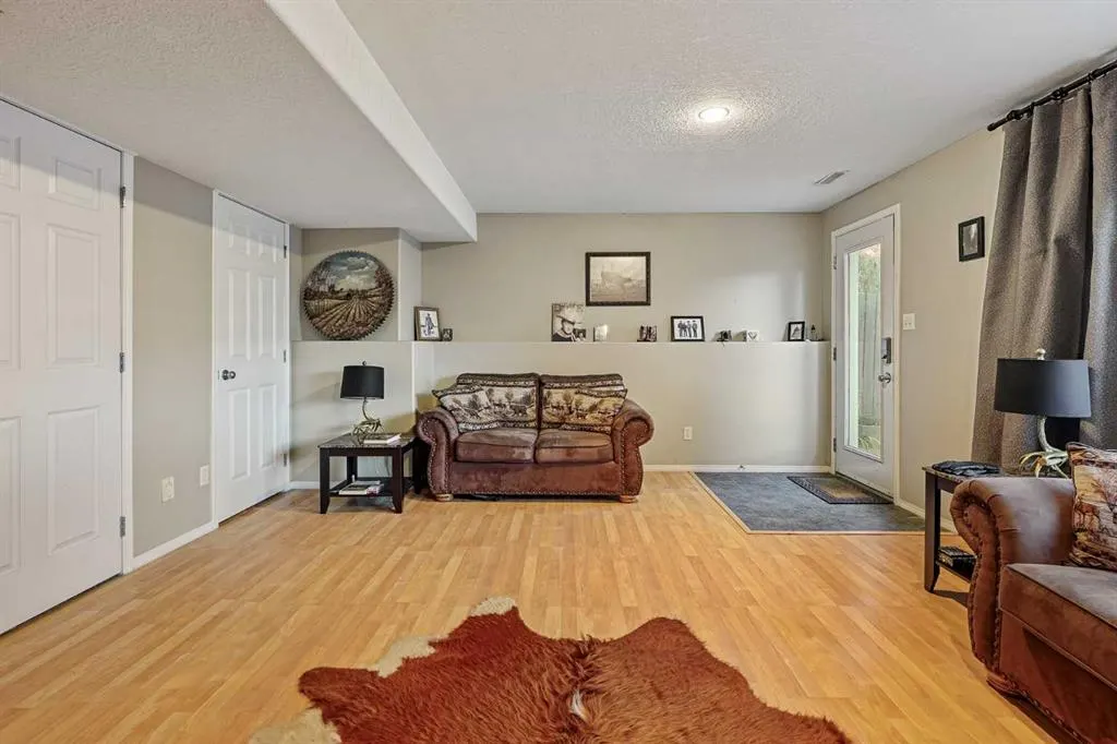 24 Blackfoot Court W