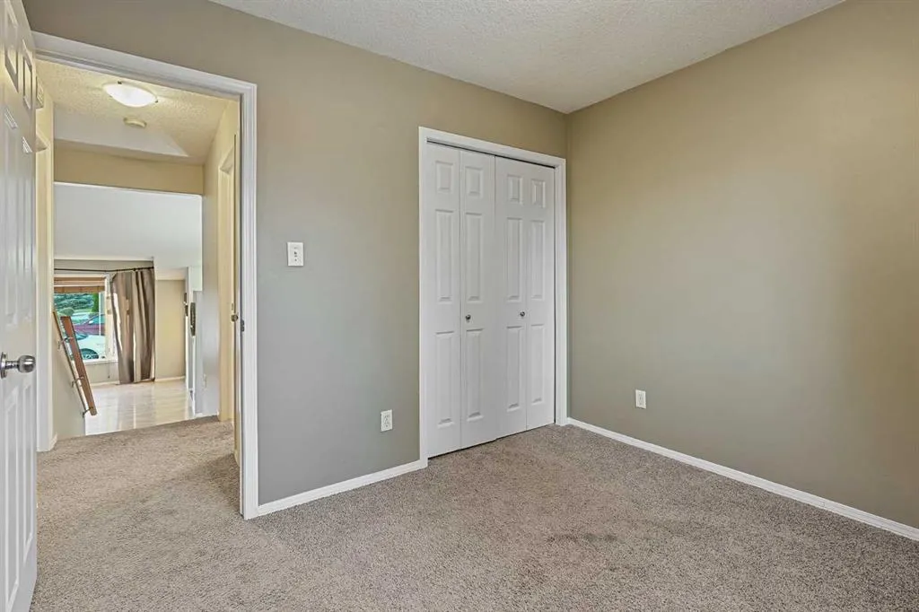 24 Blackfoot Court W