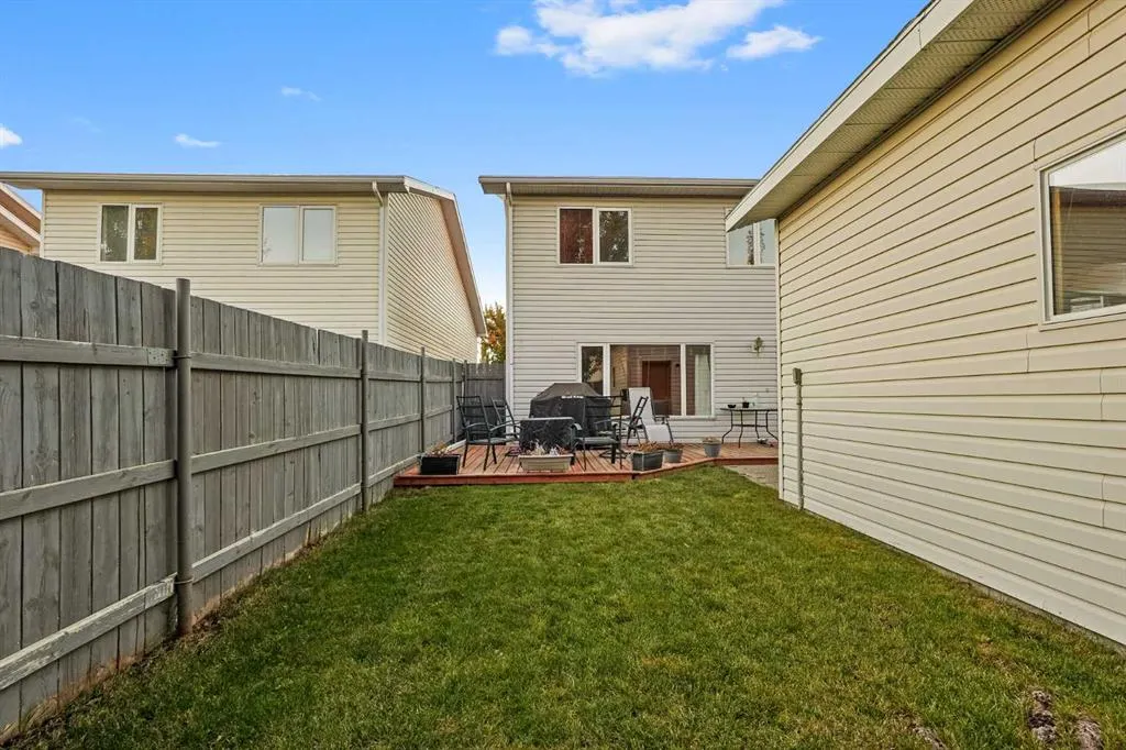 24 Blackfoot Court W