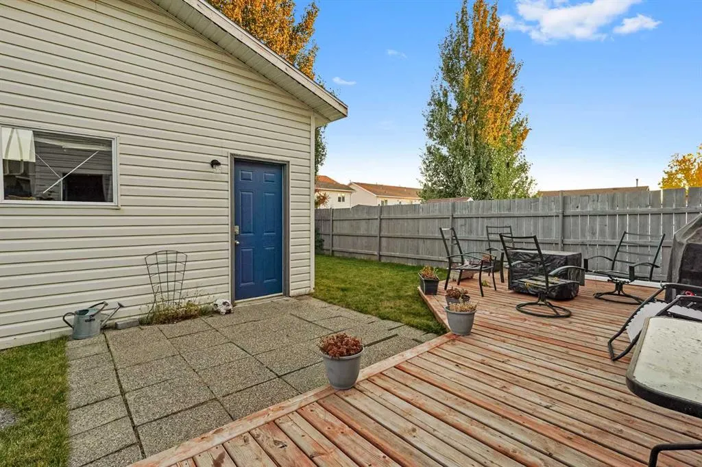 24 Blackfoot Court W