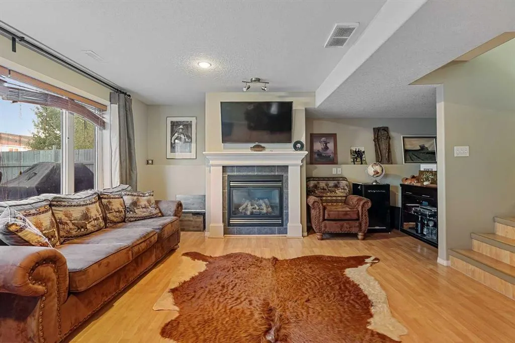 24 Blackfoot Court W
