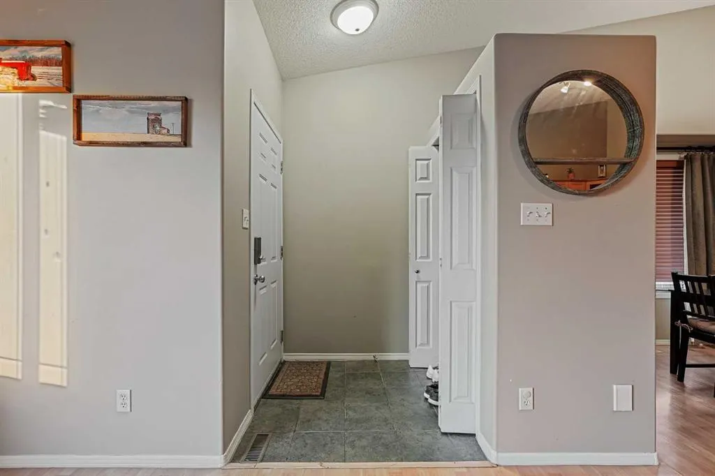 24 Blackfoot Court W