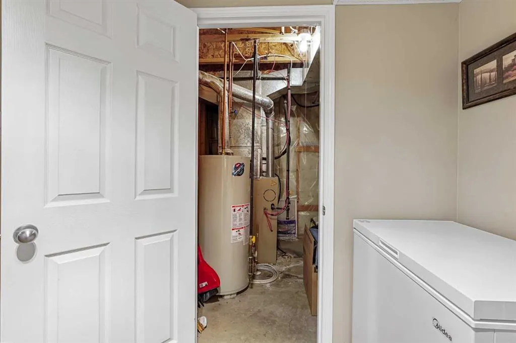 24 Blackfoot Court W