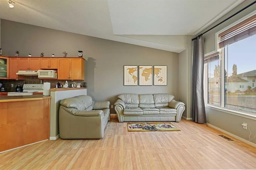 24 Blackfoot Court W