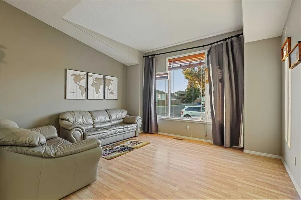 24 Blackfoot Court W