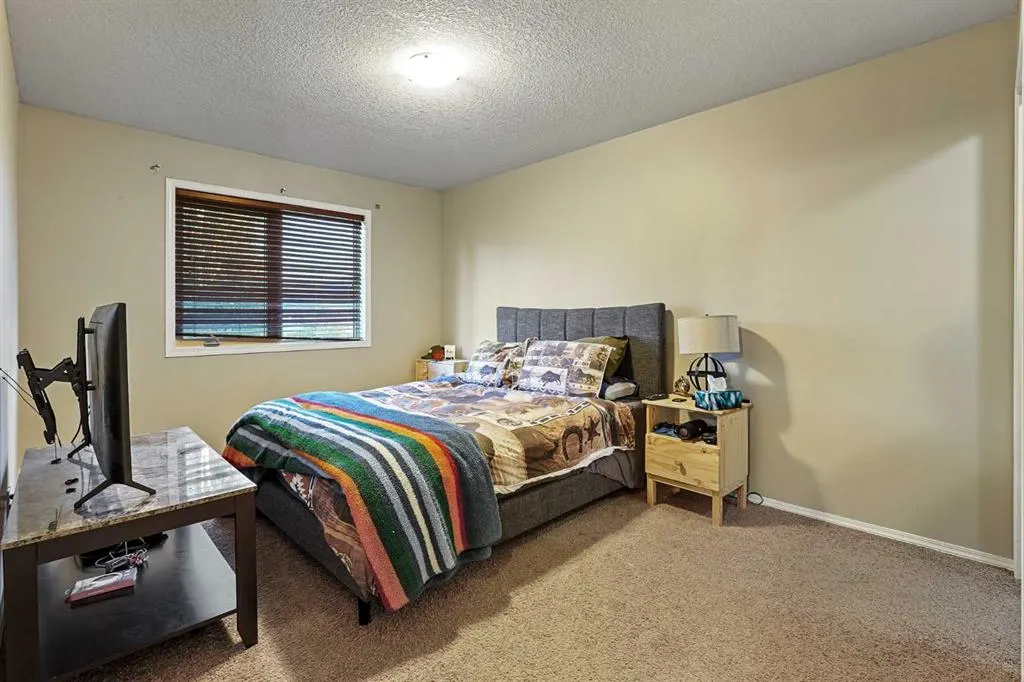 24 Blackfoot Court W