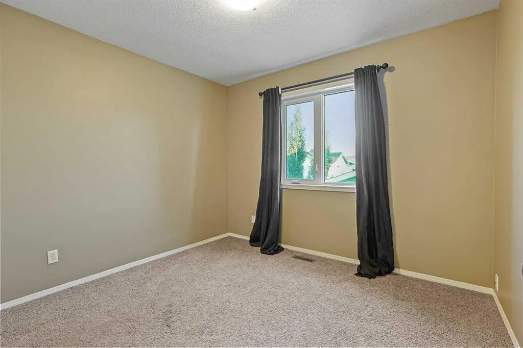 24 Blackfoot Court W