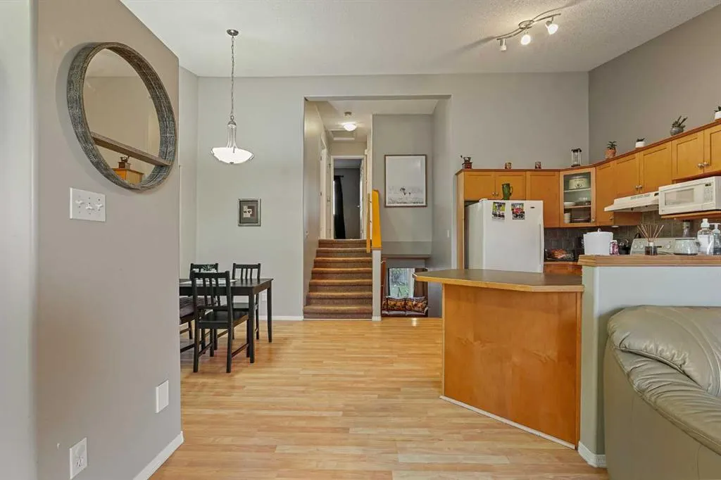 24 Blackfoot Court W