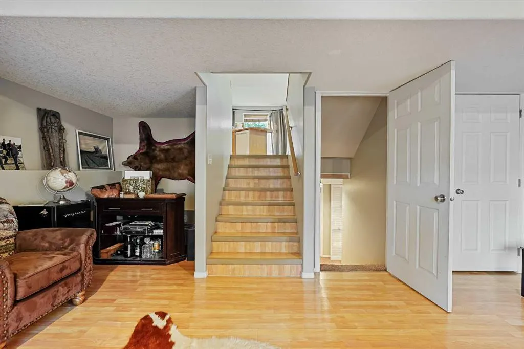 24 Blackfoot Court W