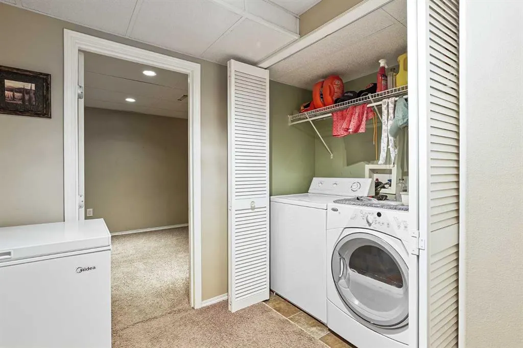 24 Blackfoot Court W