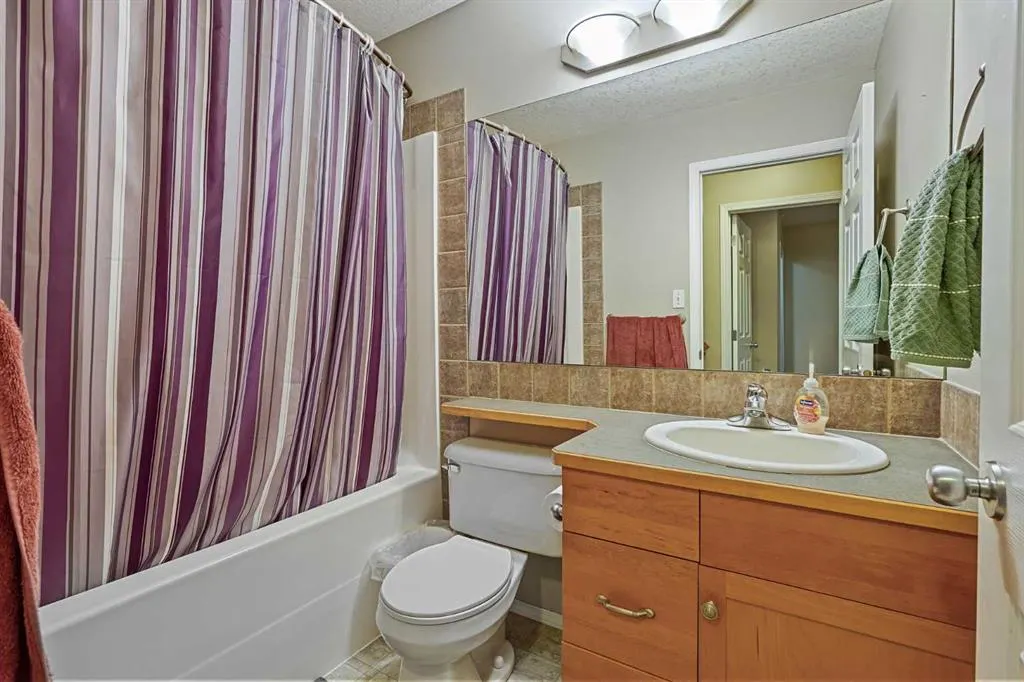 24 Blackfoot Court W