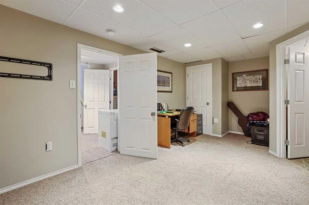 24 Blackfoot Court W