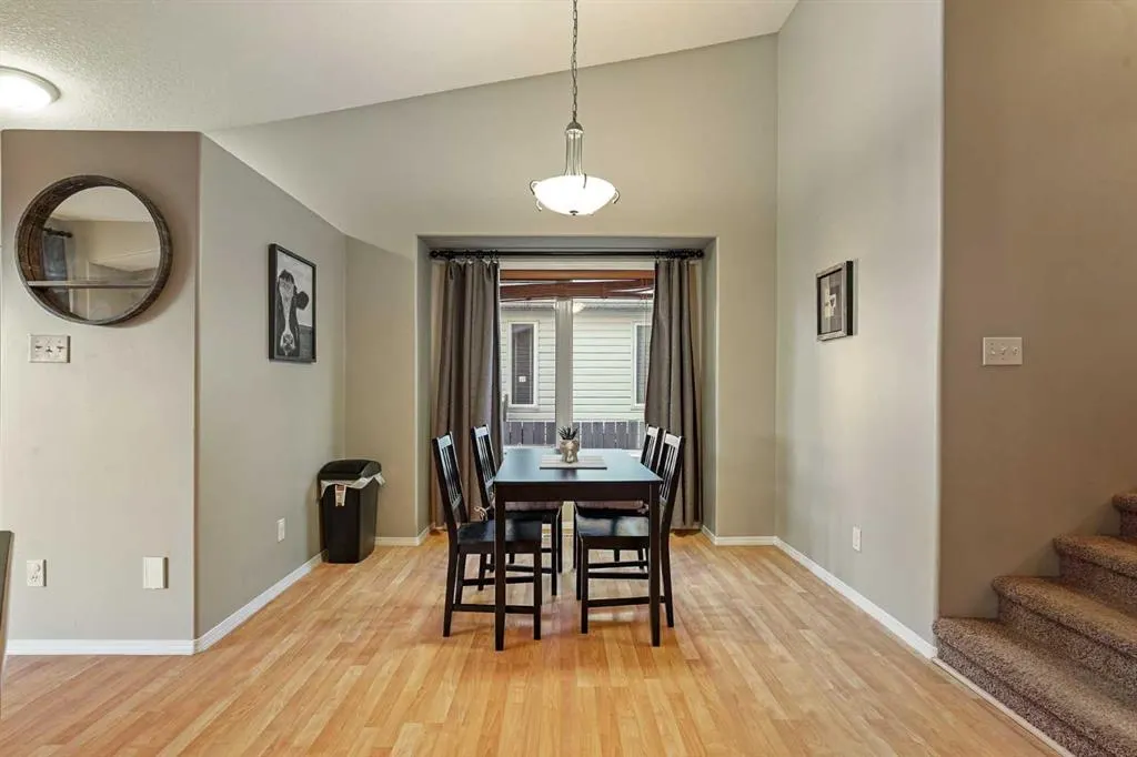 24 Blackfoot Court W